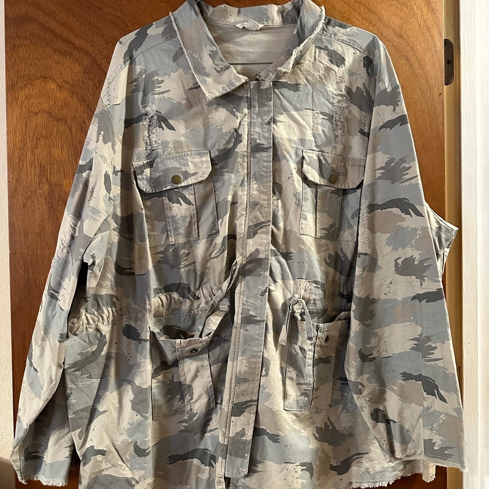 Camo style light weight jacket, grey and tan. EUC purchased from Cato size 26-28